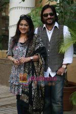Sonali and Roopkumar Rathod at a photo shoot for album cover in The Club on 19th Dec 2010 (8).JPG